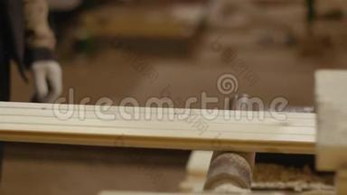 工人在木工设施上<strong>拿起</strong>木板，运行木工连接工作台
